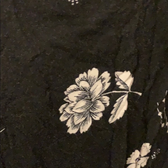 Plus size Black and white floral jersey wrap skirt - Picture 3 of 4